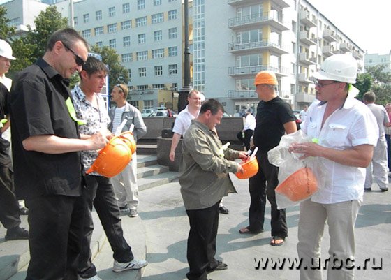 Каски сначала надели на головы,  затем постучали по асфальту — строители пытаются достучаться до власти