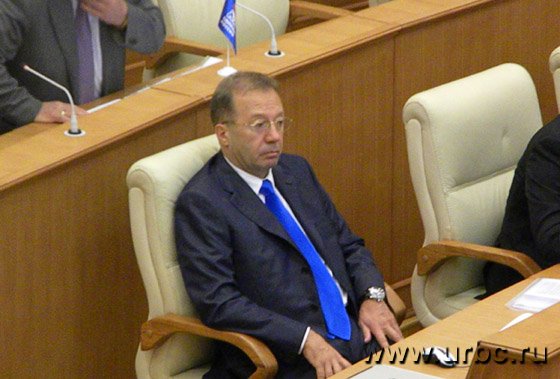 Игорь Ковпак, как обычно, порадовал новым галстуком — на этот раз в цвет партийного флажка