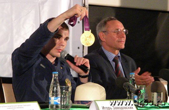 Золотой призер Олимпиады-2012 Егор Мехонцев продемонстрировал журналистам  свою медаль