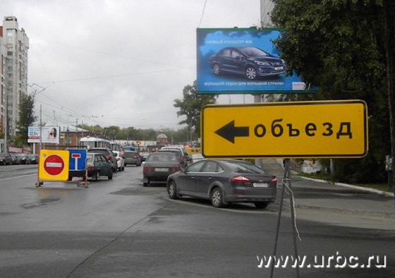 Перекресток Радищева — Московская: машины едут прямо под запрещающий знак