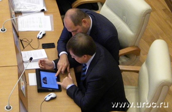 Депутаты по традиции изучают во время заседания содержимое Интернета