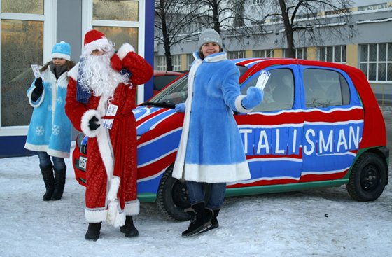 По улицам Екатеринбурга проехал вязаный автомобиль с Дедом Морозом за рулем