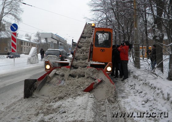 Снегоуборочная техника собирает снег на улице Старых Большевиков