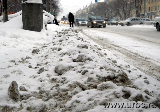 Обочина улицы Машиностроителей завалена снегом