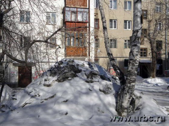 Жители дома по ул. Малышева гадают, в чьем подъезде окажется весной снежная гора
