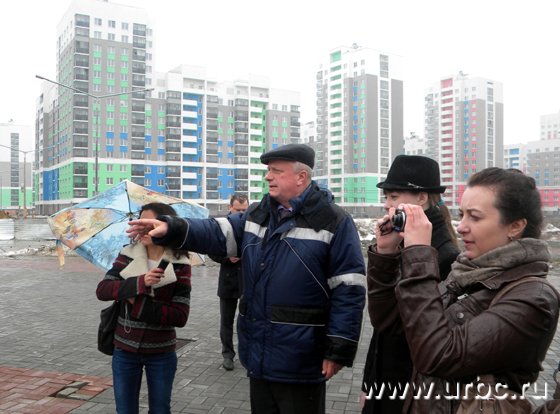 Алексей Воробьев показывает журналистам площадку, где будут построены 2 школы
