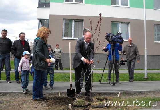 Представители здравоохранения Свердловской области участвуют в высадке яблонь у «Сердца»