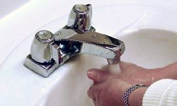 Двойные стандарты: отключение горячей воды нарушает права не всех. Фотография предоставлена сайтом www.morguefile.com