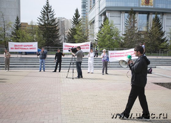 Митингующие пришли с плакатами, на одном из которых была цитата Владимира Путина