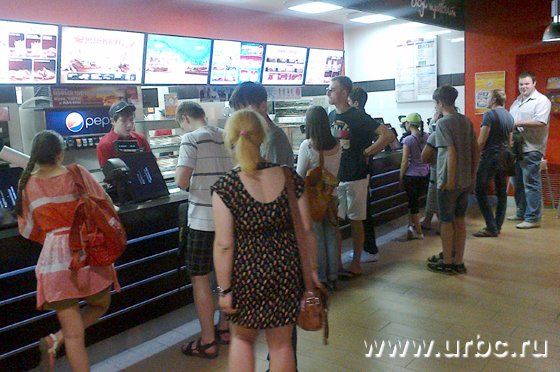 Многие клиенты «Бургер Кинга» в очереди ожидают, когда сотрудники ресторана приготовят их заказ