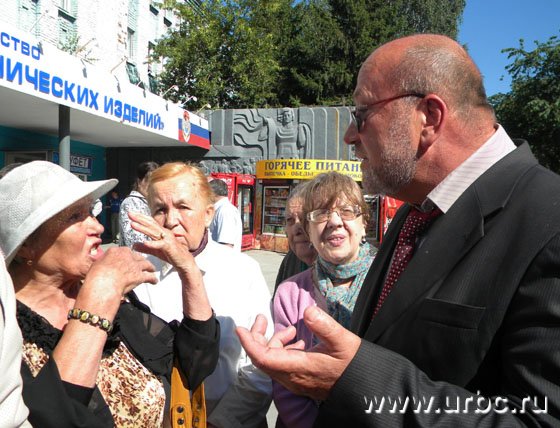 В Екатеринбурге жители отключенных от горячего водоснабжения домов района РТИ провели пикет