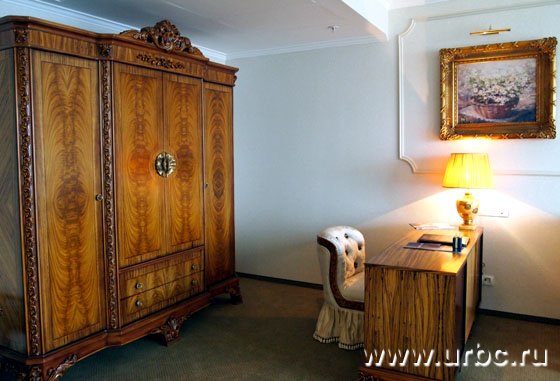 Номер категории «люкс»: громоздкая мебель похожа на музейный экспонат XIX века