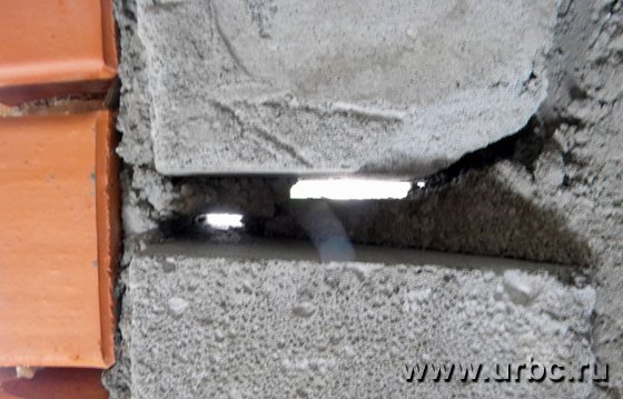 Сквозные дыры в несущих стенах на Донбасской, 7а