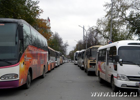 Автобусы, на которых приехали участники митинга