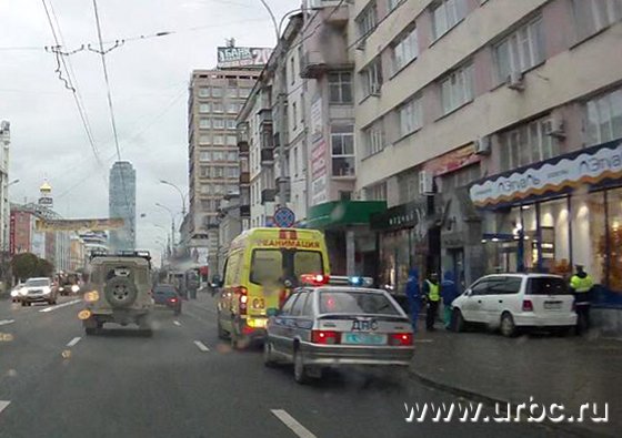 В Екатеринбурге автомобиль протаранил крыльцо магазина «Л’Этуаль» на Малышева