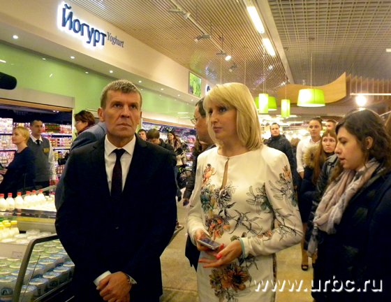 Директор «Гиперболы» Ирина Сурина показывает супермаркет замглавы администрации Екатеринбурга