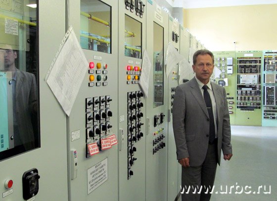 Заместитель начальника электроцеха Андрей Пургин рассказал о работе нового оборудования на главном щите управления третьего энергоблока