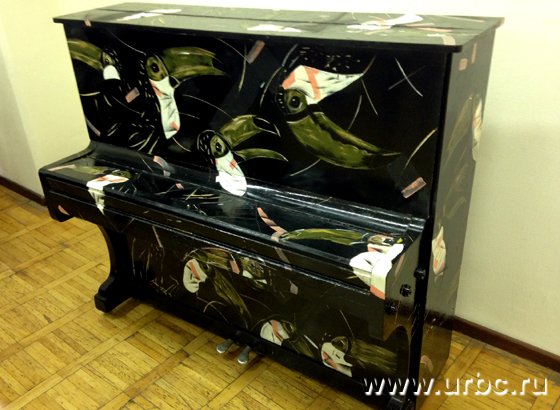 Пианино, на котором были изображены туканы, было продано за 20 тысяч рублей. Автор: Кирилл Бородин
