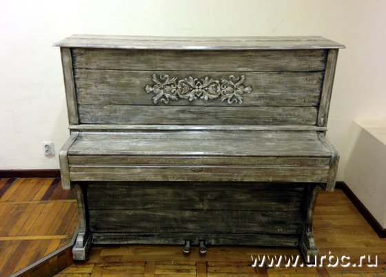 Пианино в стиле кантри было  продано за 31 тысячу рублей. Автор: Анна Метелева