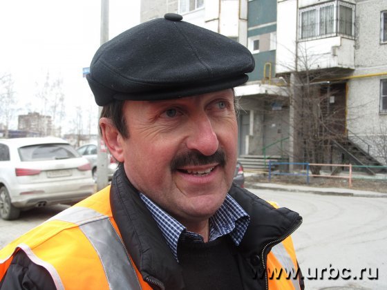 Старший мастер по ремонту улично-дорожной сети Валерий Пасько рассказал журналистам о ходе ремонтных работ