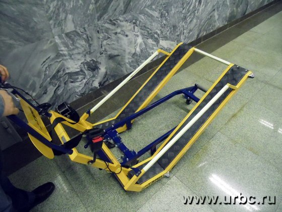 Устройство для подъема-спуска инвалидов на станции «Чкаловская»