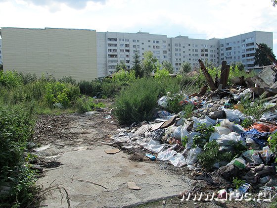 За «комфортабельной новостройкой» — свалка строительного мусора и пищевых отходов