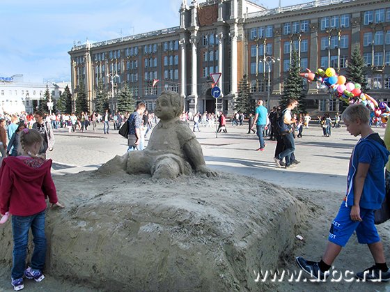 На площади 1905 года выросли скульптуры из песка