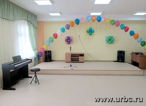 Музыкальный зал МАДОУ №119 не только светлый и красивый, но и оборудован современной аппаратурой