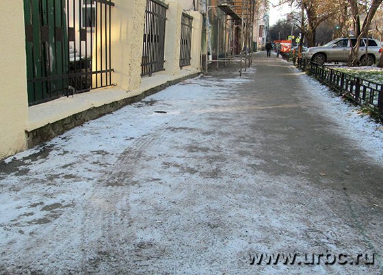 Еще не на всех улицах Кировского района выполнили посыпку тротуаров