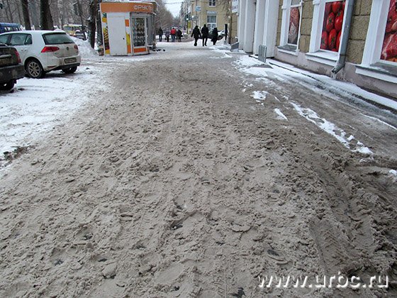 В Кировском районе уборка снега с тротуаров не произведена в установленный срок