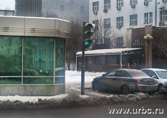 Пешеходам преграждает путь снежный вал, затрудняя движение по перекрестку