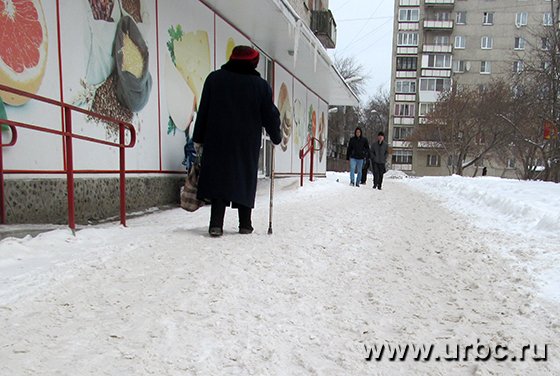 Пешеходы боятся идти по центру непрометенного тротуара на улице Надеждинской