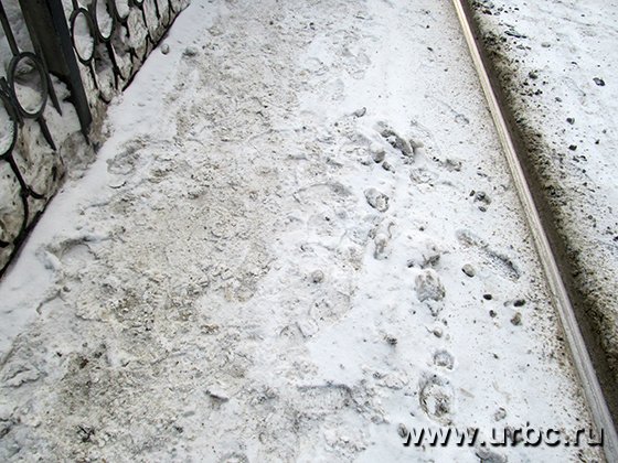 Трамвайная остановка по ул. Технической не прометена от снега в установленный срок