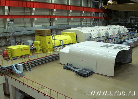 В машинном зале энергоблока журналисты увидели турбину и турбогенератор, который будет вырабатывать 880 мВт в энергосистему Урала