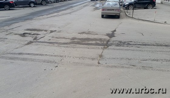 Разбитая большегрузами улица Тверитина