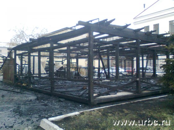 В Екатеринбурге возле ТЦ «Мытный двор» сгорело летнее кафе