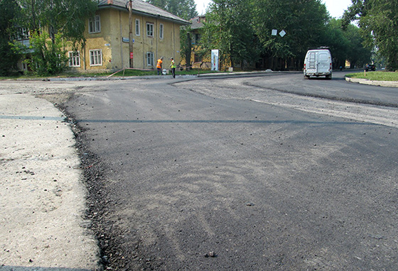 На улице Краснофлотцев дорожное покрытие ремонтируют по полосам