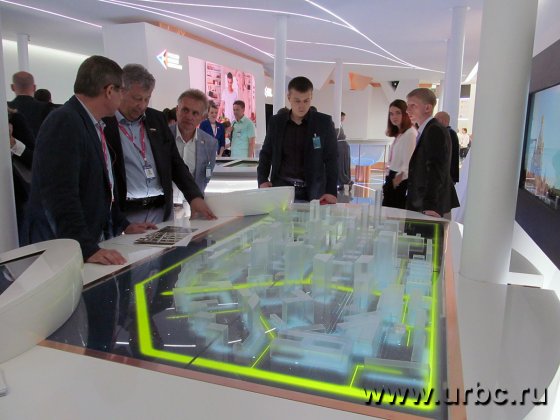 Vip-посетители выставки принимают активное участие в обсуждении проектов РМК, связанных с застройкой центра Екатеринбурга