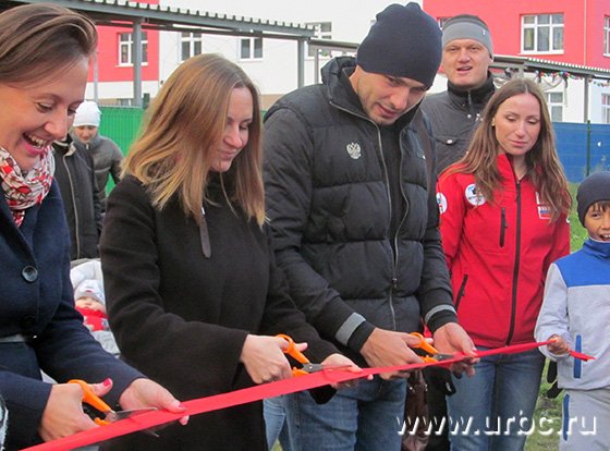 Красную ленту перерезали организаторы проекта, в том числе Олимпийский чемпион по биатлону Антон Шипулин