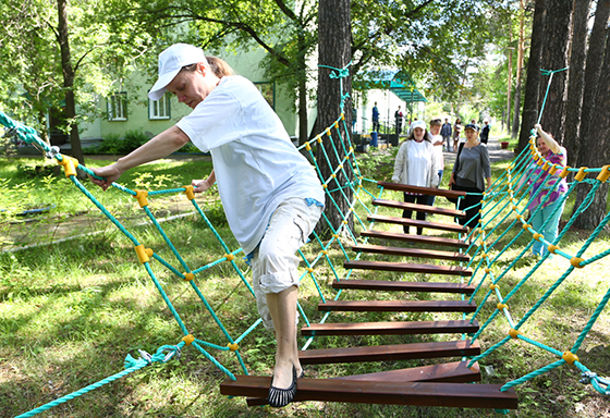 При содействии фонда «Общество Малышева 73» открылась спортплощадка для пожилых людей в Екатеринбурге