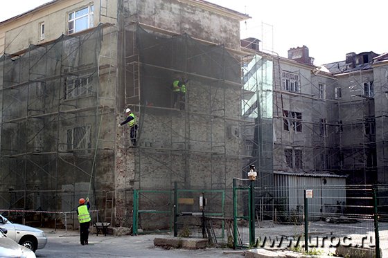 Многоквартирный дом в Екатеринбурге по адресу проспект Ленина 81/83 ввели в эксплуатацию в 1933 году. Согласно порталу «РеформаЖКХ», последний капремонт в доме проходил 4 года назад в 2012-2013 годах. Видимо, проведенных тогда работ оказалось недостаточно