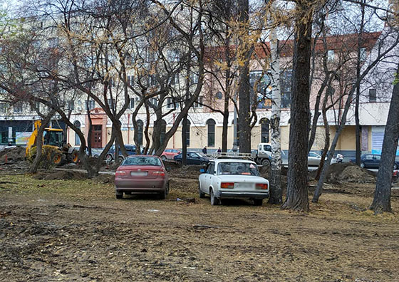 Сквер возле Оперного театра в Екатеринбурге превратился в стихийную парковку