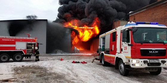 Площадь пожара на Уральском заводе лакокрасочных изделий составляет 800 кв. метров