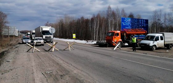 На границе с Челябинской областью автомобилистов возвращают к месту пребывания