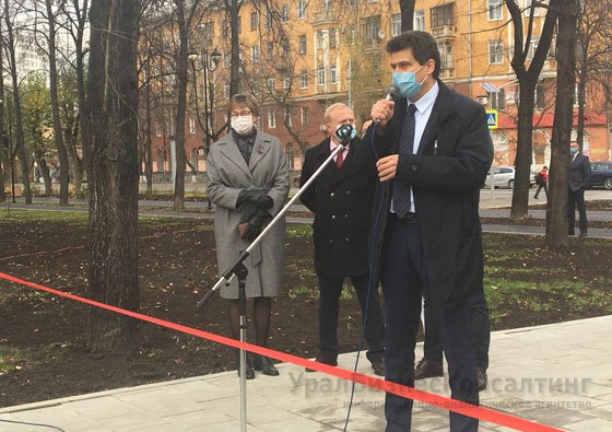 Глава Екатеринбурга открыл на проспекте Орджоникидзе обновленный сквер с фонтаном-цветником