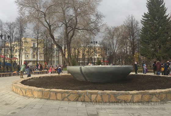 Глава Екатеринбурга открыл на проспекте Орджоникидзе обновленный сквер с фонтаном-цветником