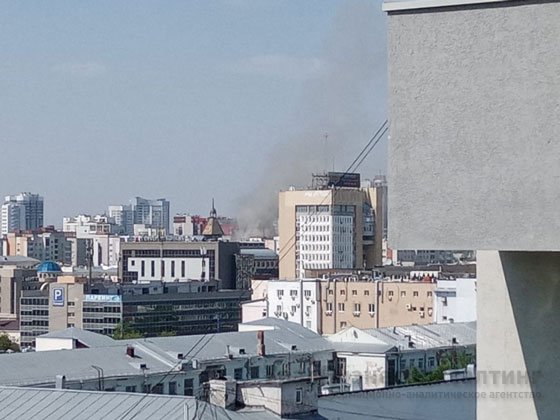 В центре Екатеринбурга горит кровля жилого дома