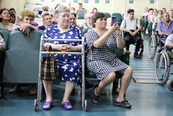 ЕВРАЗ направил 500 тыс. рублей на создание кинотеатра в Тагильском пансионате для престарелых и инвалидов