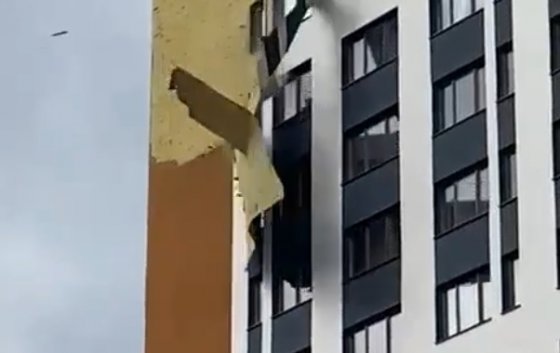 В Екатеринбурге ветром сорвало кусок фасада с ЖК «Татлин»