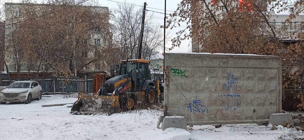 В Екатеринбурге на месте предполагаемого строительства небоскреба у Дома контор снесли бетонный забор